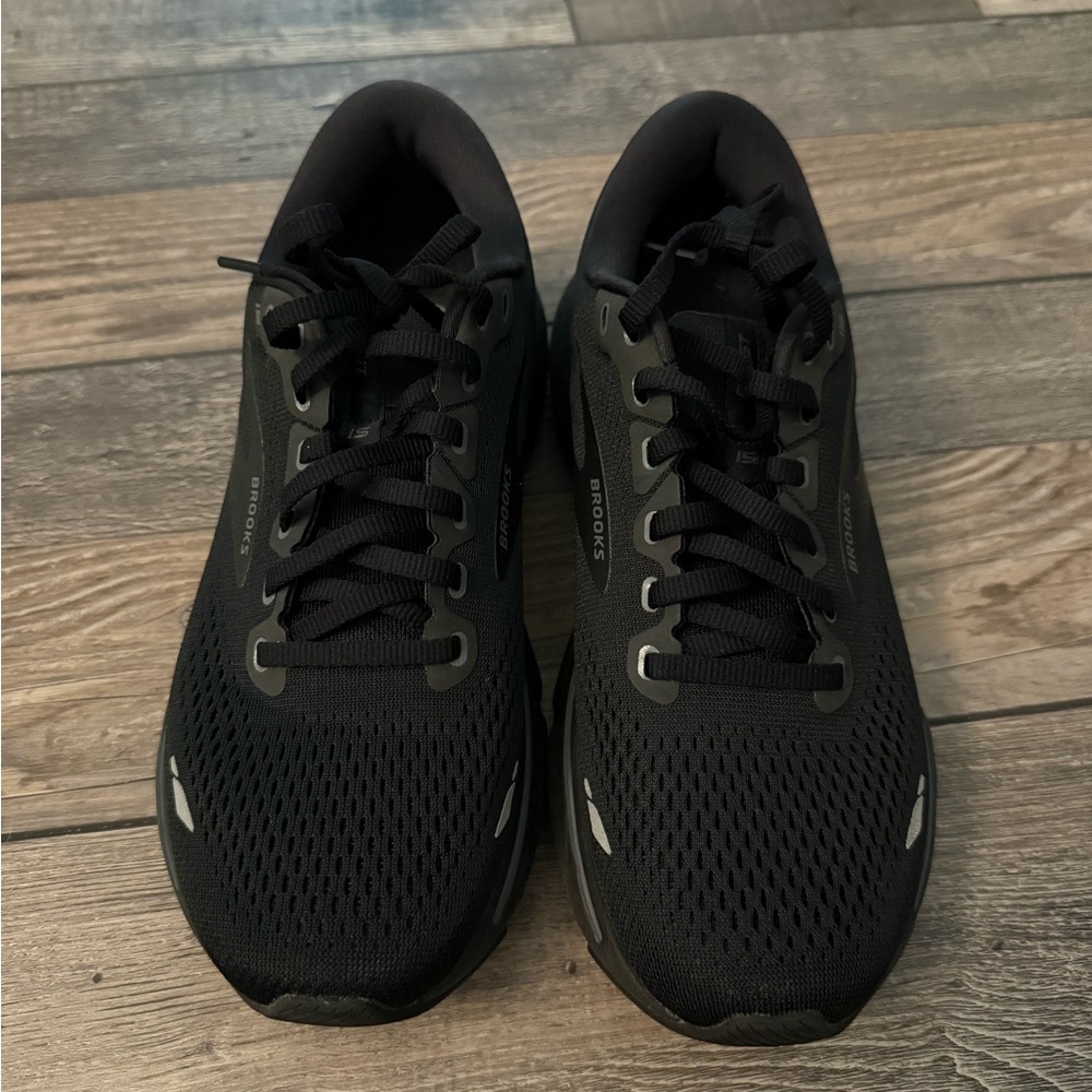 Brooks Black Athletic Shoes with Breathable Mesh Upper